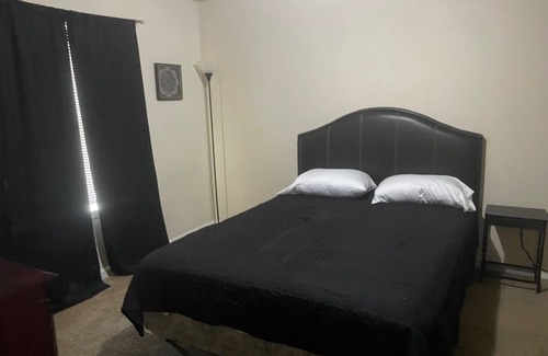 Clarkdale Apartment | King suite 3BDRM 2Bath 5 beds 15 mins from downtown Atl & Mercedes-Benz Stadium