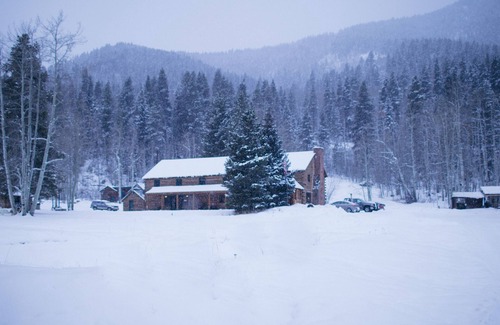 Pitkin County House | King Suite : Beyul Retreat