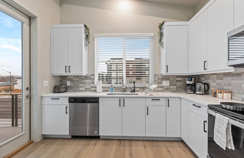 Old Town North Apartment | King Suite Bliss w Private Balcony & Pup Friendly