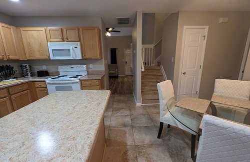 Greensboro House | King Suite, Fast Wi-Fi, Great for Long Stays, Pool, Near GSO Colleges & Coliseum