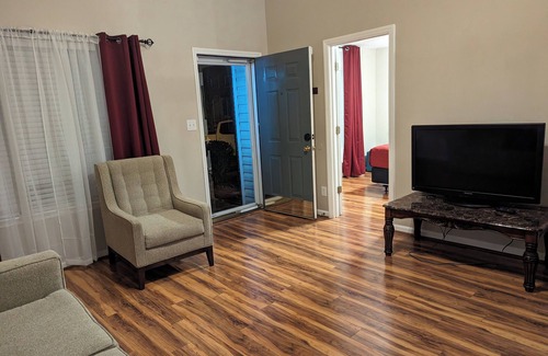 Greensboro House | King Suite, Fast Wi-Fi, Great for Long Stays, Pool, Near GSO Colleges & Coliseum