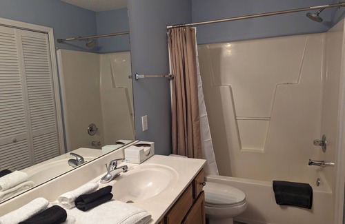 Greensboro House | King Suite, Fast Wi-Fi, Great for Long Stays, Pool, Near GSO Colleges & Coliseum