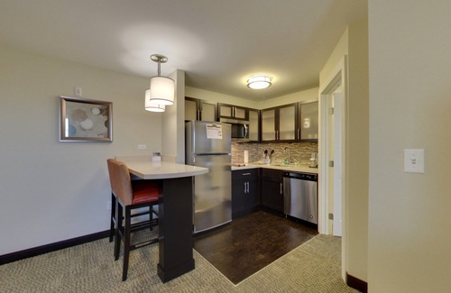 Madison Condo | King Suite. Free Breakfast. Pool with a Slide. Close to Olbrich Botanical Gardens!
