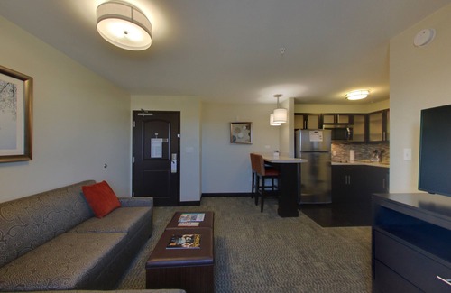 Madison Condo | King Suite. Free Breakfast. Pool with a Slide. Close to Olbrich Botanical Gardens!
