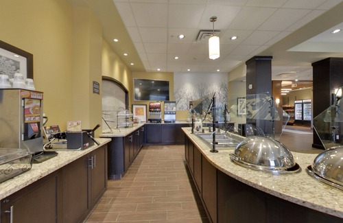 Madison Condo | King Suite. Free Breakfast. Pool with a Slide. Close to Olbrich Botanical Gardens!