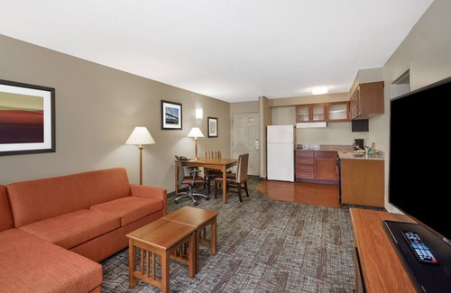 White Station Apartment | King Suite. Free Breakfast. Outdoor Pool. Gym. Relaxing Retreat!