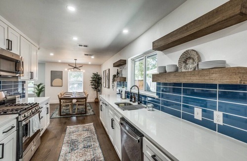 Dallas House | King Suite + Game Room | 15 Mins From Everything!
