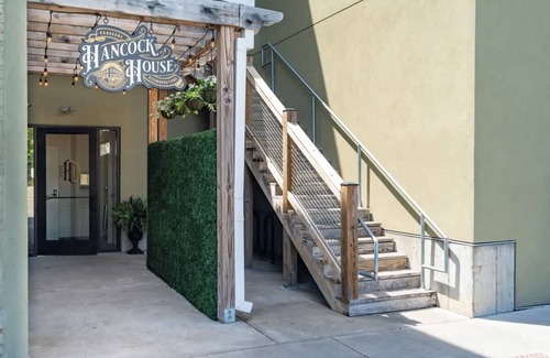 Phoenix Hill Apartment | King Suite - Hancock House Louisville
