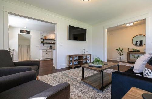 Franklin House | King Suite Highland House of Historic Franklin
