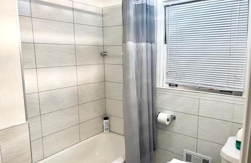 East Point House | King Suite - Hot Tub - Mini Fridge Room 7