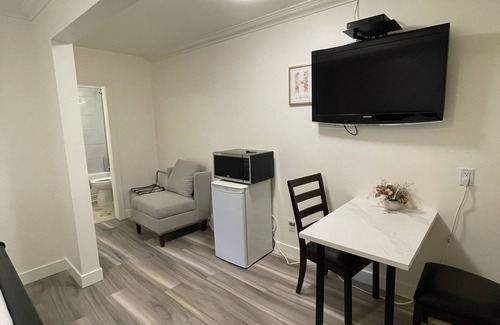 East Kootenay House | King Suite in Gorgeous Radium Room 11