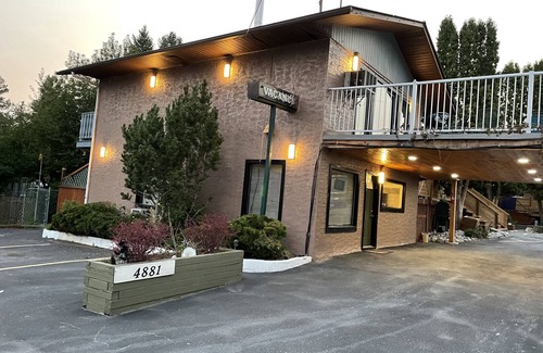 East Kootenay House | King Suite in Gorgeous Radium Room 11