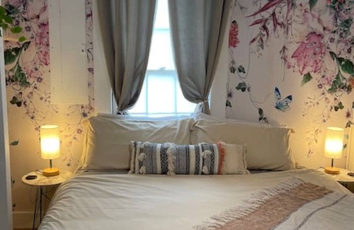 Lincolnville Hotel | King Suite in Boutique Hotel6, walk to downtown