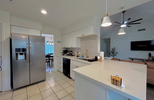 Conroe House | King Suite in cool Conroe with WiFi, AC