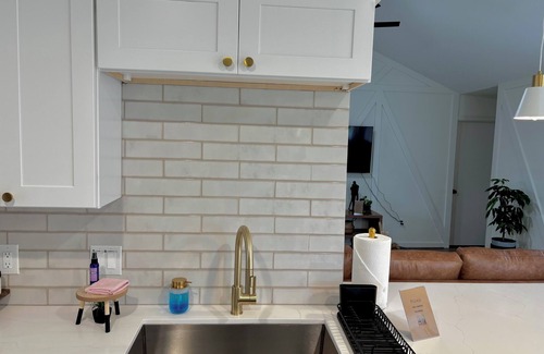 Conroe House | King Suite in cool Conroe with WiFi, AC