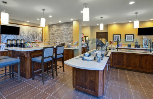 Benton Harbor Condo | King Suite | Indoor Pool + Fitness Center