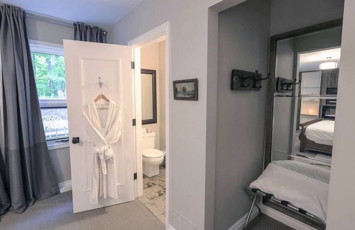Creemore Bed & Breakfast | King Suite - Lower Level {summit Room}