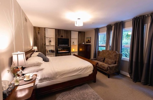 Creemore Bed & Breakfast | King Suite - Lower Level {summit Room}