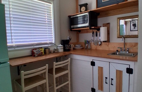 Hubert Cottage | King Suite Minutes to Beach Shopping Nature Trails Boating Historic Sites