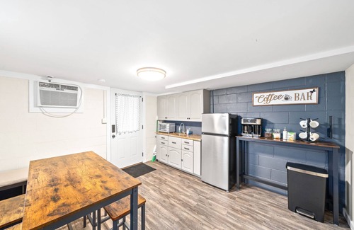 Clarksville House | King Suite near APSU & Downtown