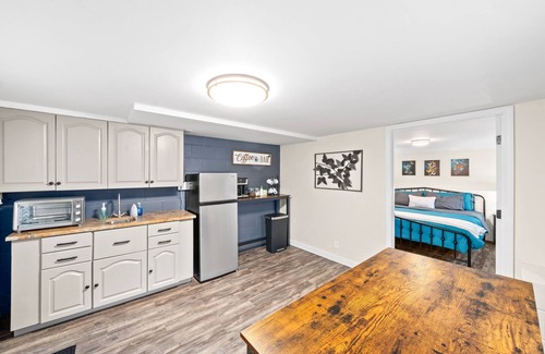 Clarksville House | King Suite near APSU & Downtown