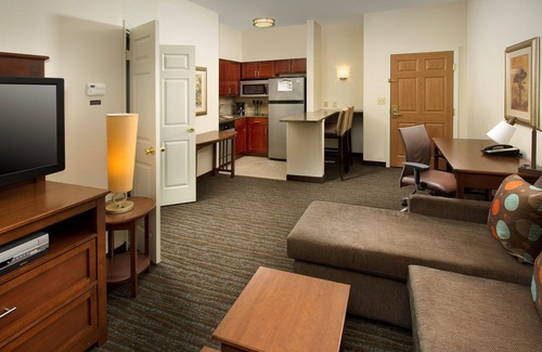 Linthicum Heights Condo | King Suite Near BWI Airport. Free Breakfast Buffet, Pool Access | Staybridge