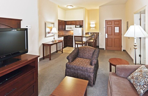Oklahoma City Condo | King Suite near Quail Springs Mall | FREE Daily Breakfast & Pool Access