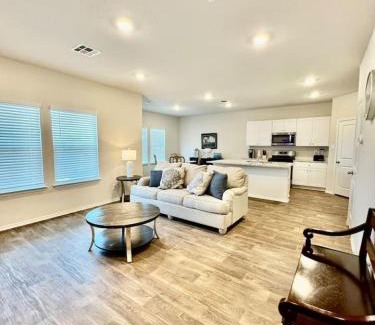 Medina Valley House | King Suite with Community Pool and Grill