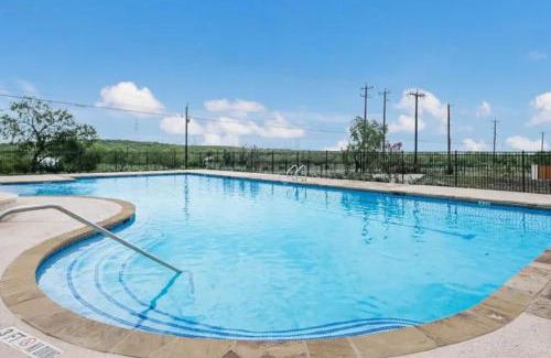 Medina Valley House | King Suite with Community Pool and Grill