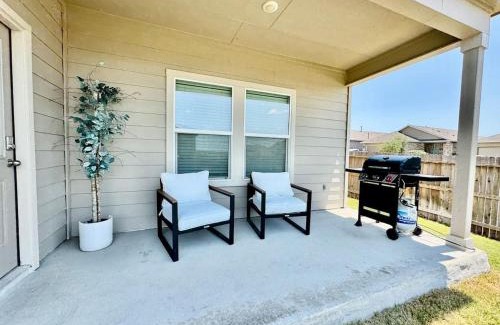 Medina Valley House | King Suite with Community Pool and Grill