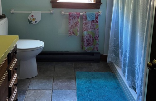 Boothbay House | King two room efficency, private bath, one free parking spot,