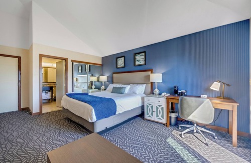 Bodega Bay Hotel | King Vaulted Ceiling Room with Ocean View