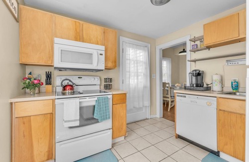 Old Town Fredericksburg House | King VIP- Centrally located, minutes to Mary Washington and I95