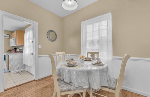 Old Town Fredericksburg House | King VIP- Centrally located, minutes to Mary Washington and I95
