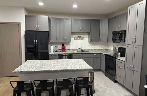 Madison Apartment | King W/D Smart TV Gym 300Mbps Full Kitchen Garage