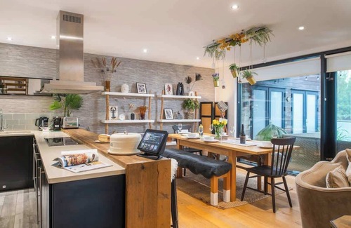 Ampney Crucis House | Kingfisher | Cotswold Lakehouse | Hot Tub & Kayak