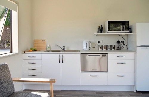 Taradale House | KINGFISHER LODGE - NAPIER HOLIDAY HOME, with a garden in Taradale