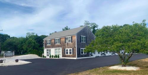 Dennis Hotel | Kingfisher Lodging