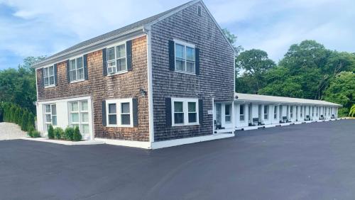 Dennis Hotel | Kingfisher Lodging