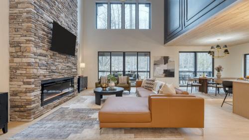 Pittman Center House | Kings Crown by AvantStay Indoor Pool Hot Tub Firepit Theater All-Season Retreat