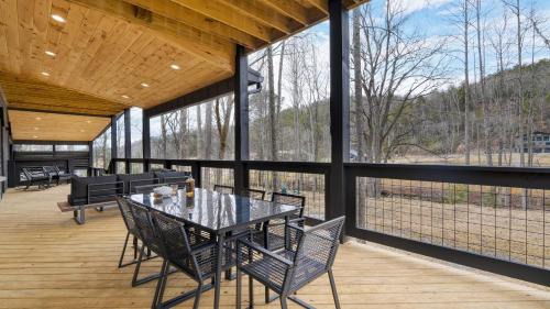 Pittman Center House | Kings Crown by AvantStay Indoor Pool Hot Tub Firepit Theater All-Season Retreat