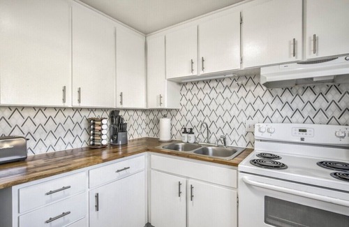 Colorado Springs Apartment | Kings Hideaway! Apartment w Hot Tub & Scenic View