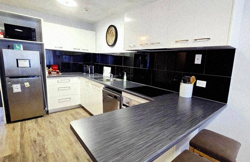Kings Beach Apartment | Kings Ocean Views Huge Private Rooftop Fast WiFi Pool Sauna Parking Sleeps 4