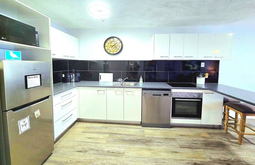 Kings Beach Apartment | Kings Ocean Views Huge Private Rooftop Fast WiFi Pool Sauna Parking Sleeps 4