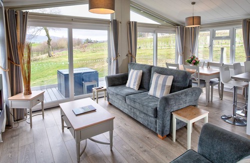 Fourstones Near Bentham Ski Chalet | Kingsdale Lodge - 2-Bedroom Lodge with hot tub, situated on a golf course