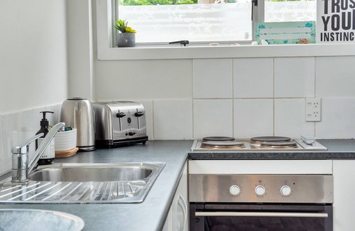 Mount Eden House | Kingsland Contemporary 2BR with Carpark