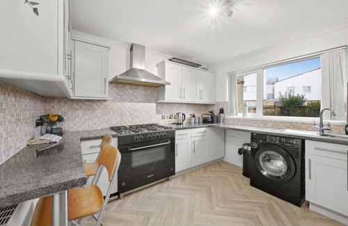 Reading House | Kingsley House - A Great 4 bedroom house in Reading with free parking.