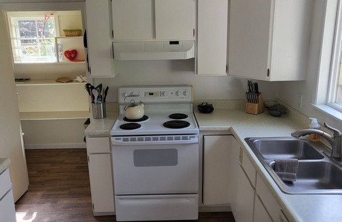 Kingston House | KINGSTON Beachfront Bungalow. 2 blocks to cafes/shops & Seattle Ferry