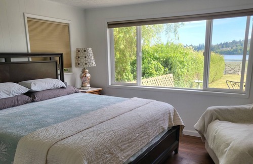 Kingston House | KINGSTON Beachfront Bungalow. 2 blocks to cafes/shops & Seattle Ferry