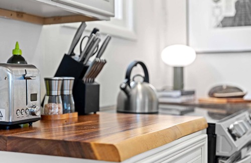 Kingston House | Kingston Cottage with Sauna near Stockade District